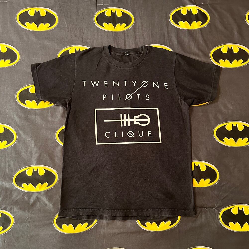 twenty one pilots clique logo graphic t-shirt